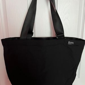 Lululemon clean lines tote bag 22L